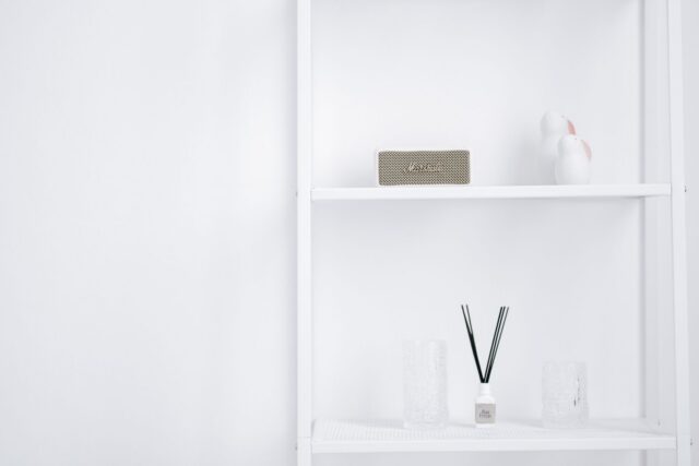 Router Wi-Fi alb așezat pe un raft în sufrageria unui apartament