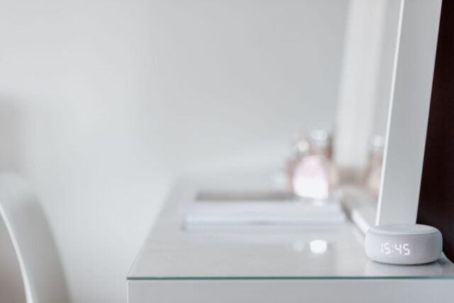 Disc extern conectat la un laptop, pe un birou de fotograf cu un aparat foto alături