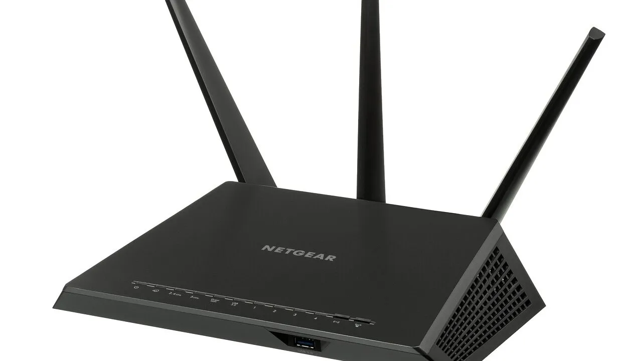Router alb așezat pe un raft într-un living luminos