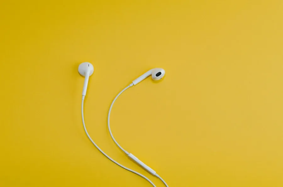 Photo common mistakes headphones speakers